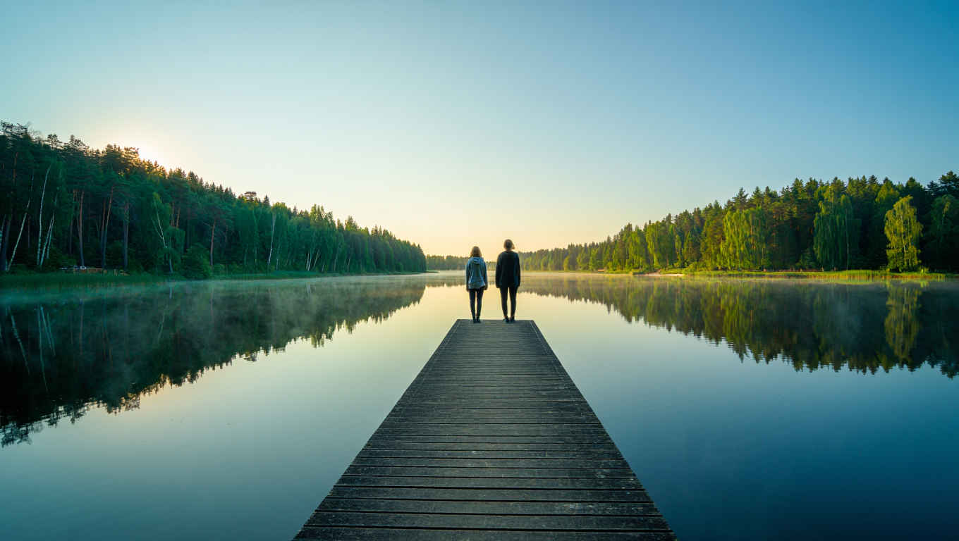 Panoramablick auf ein deutsches Flusstal bei Sonnenaufgang — Symbolfoto für FlussPfade