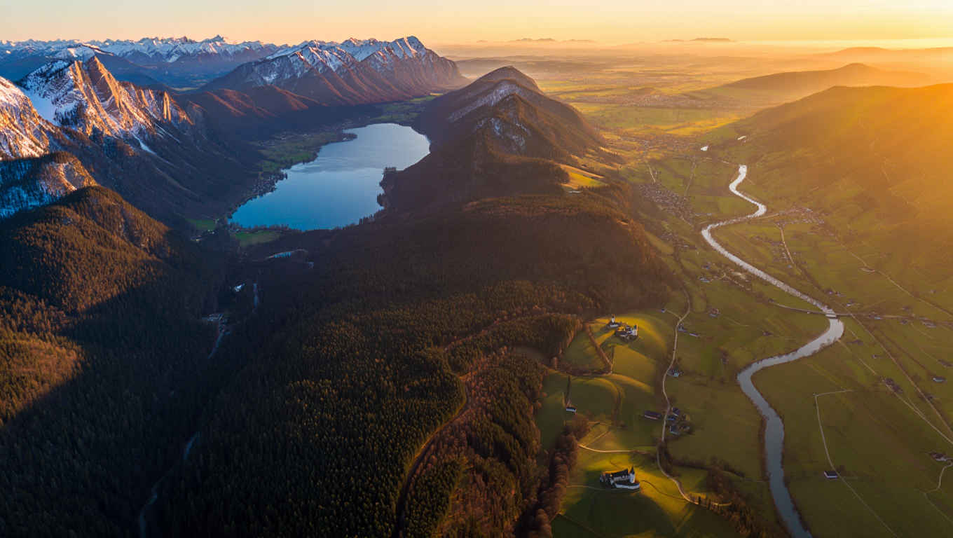 Panoramablick auf das deutsche Flusstal — diverse Reiseziele von FlussPfade in einer Übersicht